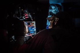 Warum funktioniert das AIS nicht. Arbeit an der Elektrik auf Vestas. © Brian Carlin/Team Vestas Wind Vestas Volvo Ocean Race