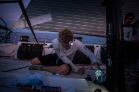 Match Racer Nicolai Sehested dichtet Stunden lang Lecks an Deck mit Sikaflex ab. © Brian Carlin/Team Vestas Wind Vestas Volvo Ocean Race