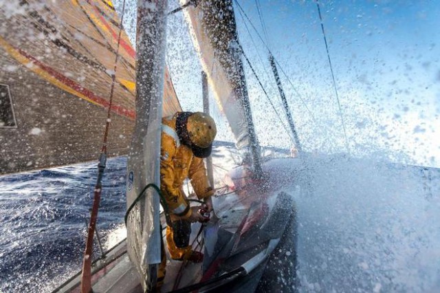 Der Abu Dhabi Vorschiffsmann Luke Parkinson versteckt sich hinter dem Stagsegel bei einen Segelwechsel. © Matt Knighton/Abu Dhabi Ocean Racing Volvo Ocean Race