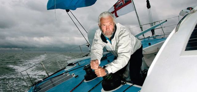 Robin Knox-Johnston von Orcas angegriffen: Hafen für Reparatur angelaufen