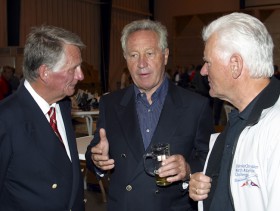 UCA-Eigner Klaus Murmann (Mitte) mit Dierk Thomsen vom KYC (links) und Gunter Persiehl (NRV) bei der Abgabe der offiziellen Meldung zur DaimlerChrysler North Atlantic Challenge. ©Daniel Forster
