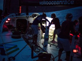 Das Frauen Team kämpft sich durch die Nacht. Die Grinder sind ständig besetzt. © Corinna Halloran/Team SCA/Volvo volvo Ocean Race