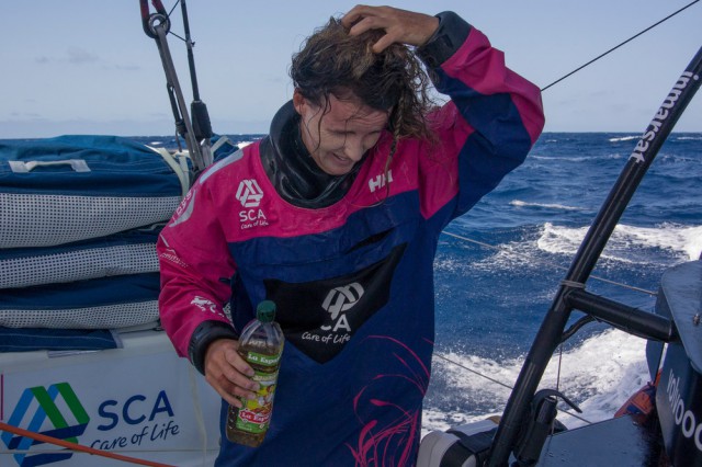 Stacey Jackson versucht, mit Olivenöl die Knoten aus ihrem Haar zu bekommen. © Corinna Halloran/Team SCA Volvo Ocean Race