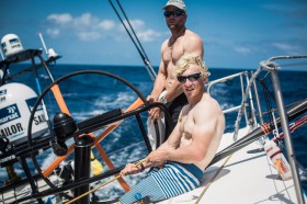 Chris Nicholson und Peter Wibroe holen sich ein wenig Ganzkörperbräune. © Brian Carlin/Team Vestas Wind Volvo Ocean Race