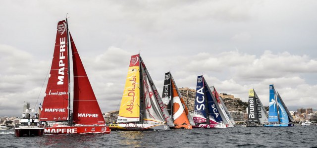Die sieben VO65 an der Startlinie. Das SCA kommt gut weg, Brunel aber noch besser, Vestas muss nach einem Frühstart umkehren. © Ian Roman/Volvo Ocean Race Volvo Alicante start