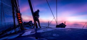 Aufstieg in den Mast, um zu sehen, ob die Antenne noch im Topp ist. Ist sie nicht. © Brian Carlin/Team Vestas Wind Vestas Volvo Ocean Race