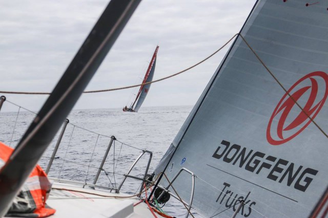 Dongfeng segelt auch auf der zweiten Etappe konstant an der Spitze mit. Mapfre knapp vor Dongfeng. “Wir können die Gesichter segehn.” © Yann Riou/Dongfeng Race Team/Volvo Ocean Race Volvo Ocean Race
