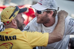 Ian Walker und Charles Caudrelier umarmen sich nach dem großen Fight vor Kapstadt. © Ainhoa Sanchez / Volvo Ocean Race Volvo Ocean Race