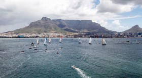 Vorwind-Start unter dem Tafelberg. Vestas (2.v.l.) geht am Startschiff der Wind aus. Abu Dahbi (r.) zieht auf dem anderen Bug davon. © Ainhoa Sanchez/Volvo Ocean Race Volvo Ocean Race Kapstadt