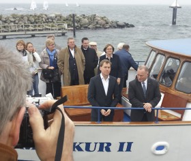 Auf einer Bootsfahrt präsentierte Kiels Oberbürgermeister Ulf Kämpfer (vorne links) dem Hamburger Innensenator Michael Neumann (vorne rechts) sein Olympiakonzept. © Andreas Kling Auf einer Bootsfahrt präsentierte Kiels Oberbürgermeister Ulf Kämpfer (vorne links) dem Hamburger Innensenator Michael Neumann (vorne rechts) sein Olympiakonzept. © Andreas Kling