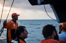 Mit Entsetzen verfolgt die Alvimedica Crew das Geschehen auf dem Riff. © Amory Ross/Team Alvimedica/Volvo Ocean Race Vestas aufgelaufen