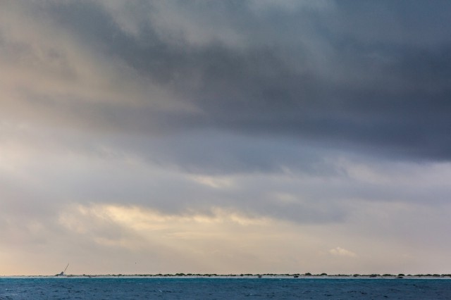 Beim ersten Sonenlicht erkennt die Alvimedica Crew die gestrandeten Freunde. © Amory Ross/Team Alvimedica/Volvo Ocean Race Vestas aufgelaufen