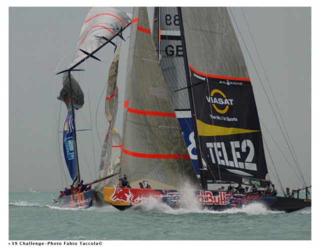 Der Moment des Unglücks. Hinter Victory Challenge hat sich das deutsche Team mit dem Mast der Italiener verhakt. © Fabio Taccola/+39 +39 Mastbruch