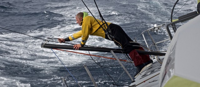 Gerd-Jan Poortman bastelt bei Brunel auf dem Outrigger am Fockholepunkt. © Stefan Coppers/Team Brunel/Volvo Ocean Race Volvo Ocean Race