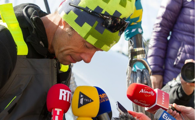 Zerbrochenes Schiff, gebrochener Mann? Thomas Coville bei der Pressekonferenz am Steg, nachdem er seinen havarierten Ultime-Trimaran nach Roscoff gebracht hatte © courcoux
