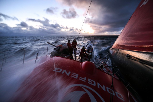 Dongfeng segelt auch auf der zweiten Etappe konstant an der Spitze mit. © Yann Riou/Dongfeng Race Team/Volvo Ocean Race Volvo Ocean Race