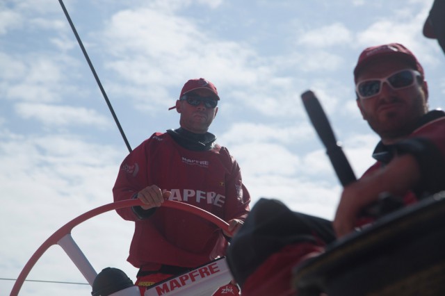 Der eingewechselte Rob Greenhalgh am Steuer von Mapfre. Nun läuft es bei den Spaniern. © Francisco Vignale/MAPFRE/Volvo Ocean Race Xabi Fernandez