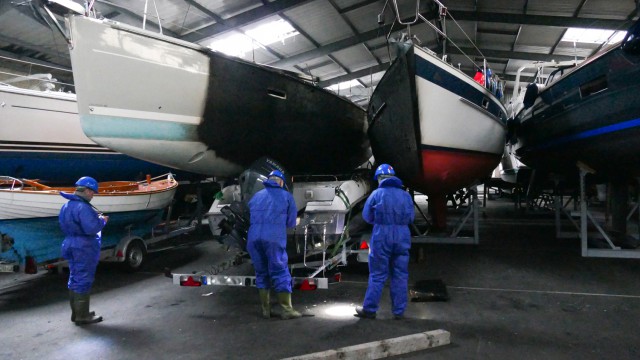 Zeichen für Brandstiftung. Ein Motorboot in Halle zwei brannte auch. Aber nur zwei Yachten wurden beschädigt. © MCS Marine Claims Service Ancora Marina Brand