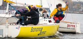 Schnelle Halse, um den Gegner vor dem Wind zu erwischen. Die Gattin hockt auf der Kante. © Pepe Hartmann 2K Teamrace