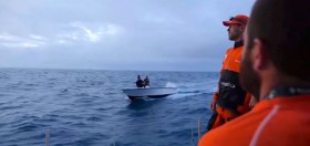 Das “Rettungsboot” erreicht Alvimedica und die Crew erkundigt sich über die Lage, bevor es die Vestas Segler vom Felsen holt. Gut, dass der Wind nicht stärker weht. Vestas Rettungsboot