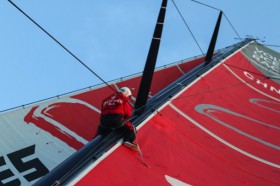 Kevin Escoffier repariert im Mast die gelöste Rutscher-Schiene. © Yann Riou/Dongfeng Race Team/Volvo Ocean Race Kevin Escoffier repariert im Mast die gelöste Rutscher-Schiene. © Yann Riou/Dongfeng Race Team/Volvo Ocean Race