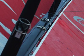 Provisorische Befestigung. So kann allerdings nicht gerefft werden. © Yann Riou/Dongfeng Race Team/Volvo Ocean Race Dongfeng