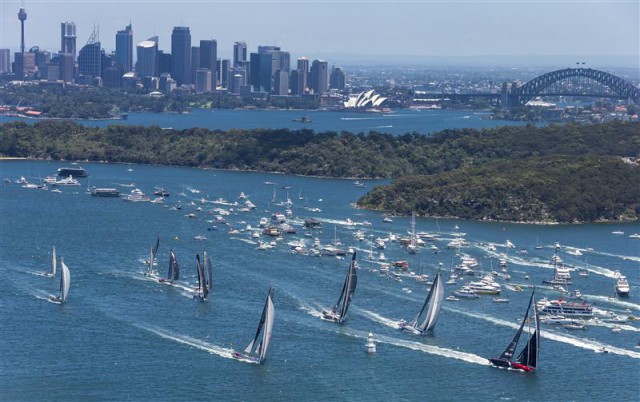 Der US Neubau zieht mit einem Schrick in den Schoten davon. Wild Oats (l.) versucht, den Anschluss zu halten.© Rolex / Carlo Borlenghi Sydney Hobart