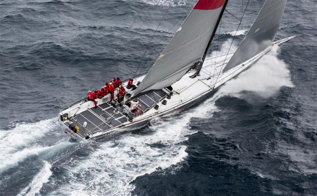 Auf dem Amwind Kurs spielt der australische Titelverteidiger seine Stärke aus. © Rolex / Carlo Borlenghi Sydney Hobart