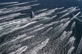 “Wild Oats XI” wird kurz vor dem Ziel von einer Motorboot Armada empfangen. © Rolex / Carlo Borlenghi Sydney Hobart