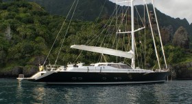 So kennt man Dubois‘ große Segelyachten mit Rippen und hinten angehobener Salonverglasung. Die 37 m Slup ‘Damahwil‘ von 2010 © Dubois Yacht Design