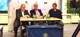 Das DSV Trio vor der Sponsorenwand. Sportdirektorin Stegenwalner ließ sich entschuldigen. © SegelReporter Das DSV Trio vor der Sponsorenwand. Sportdirektorin Stegenwalner ließ sich entschuldigen. © SegelReporter