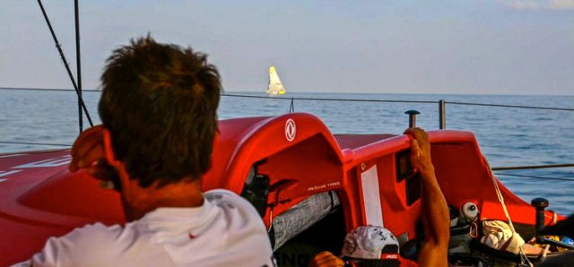 Brunel auf Gegenkurs. Zweikampf um den Etappensieg in der Flaute. © Yann Riou/Dongfeng Race Team/Volvo Ocean Race Brunel auf Gegenkurs. Zweikampf um den Etappensieg in der Flaute. © Yann Riou/Dongfeng Race Team/Volvo Ocean Race