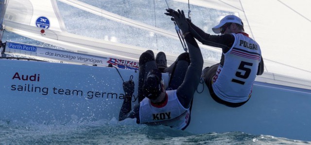 Johannes Polgar und Markus Koy klatschen sich ab nach dem Sieg im sechsten Rennen beim der Star Sailors League Finale. © Martin Raget/SSL Star Sailors League