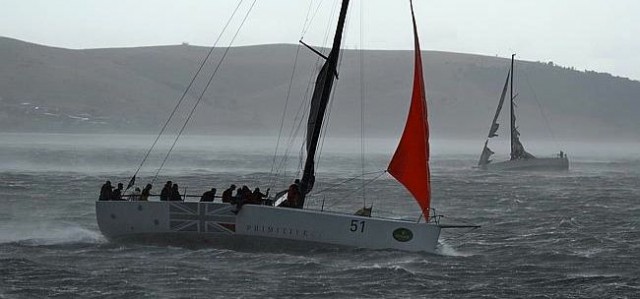 Abdrehen vor dem Sturm, um das Großsegel zu retten. Die Tücher Kollege im Hintergrund sind zerrissen. © Harmsen sydney Hobart
