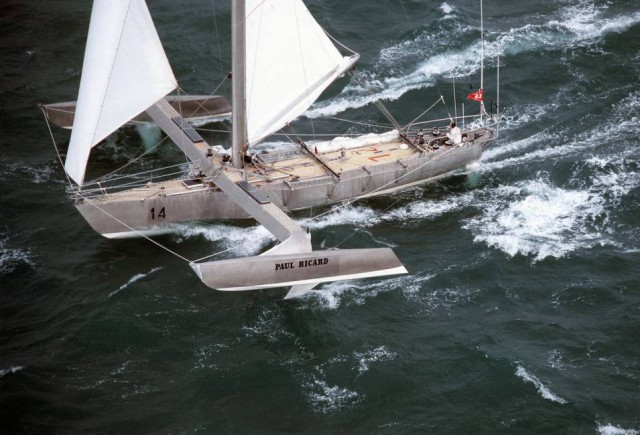 Tabarly auf Der “Paul Ricard”, hier bei einem Seiner vergeblichen Route-du Rhum-Versuche © cité de la voile Tabarly auf Der "Paul Ricard", hier bei einem Seiner vergeblichen Route-du Rhum-Versuche © cité de la voile