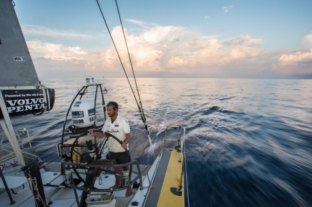 Flaute für Abu Dhabi. Die Wolken geben den Weg vor. © Matt Knighton/Abu Dhabi Ocean Racing/Volvo Ocean Race Volvo Ocean Race