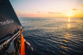 Ein Windhauch beschleunigt Alvimedica in der Bay of Bengal. © Amory Ross/Team Alvimedica/Volvo Ocean Race Volvo Ocean Race