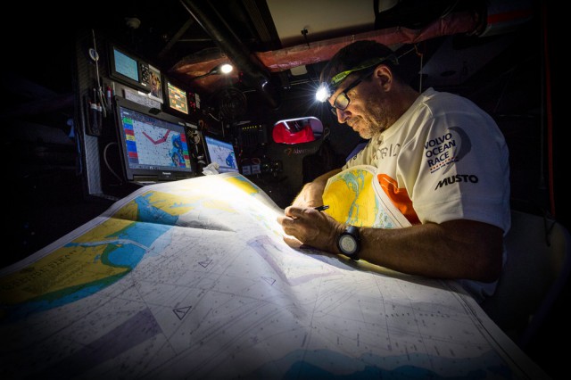 Will Oxley bereitet sich gewissenhaft auf die Straße von Malakka vor. © Amory Ross/Team Alvimedica/Volvo Ocean Race Volvo Ocean Race