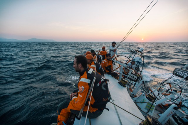 Wie beim Inshore Race. Gewicht auf der Kante von Alvimedica beim Eintritt in die straße von Malakka. © Amory Ross/Team Alvimedica/Volvo Ocean Race Volvo Ocean Race