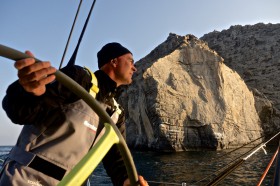 Bouwe Bekking entscheidet sich für eine Abkürzung durch eine enge Felsen-Passage. © Stefan Coppers/Team Brunel/Volvo Ocean Race Volvo Ocean Race