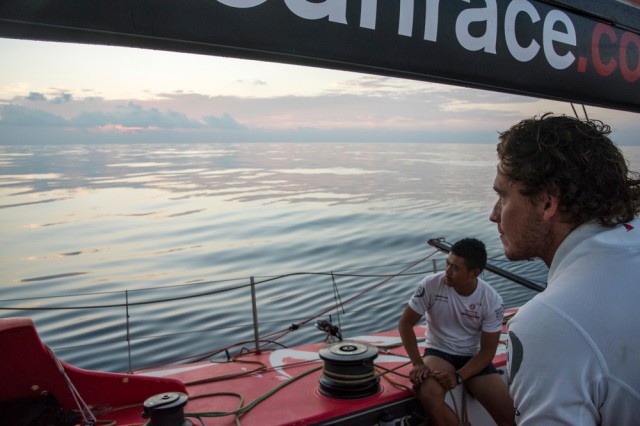 Sonnenaufgang in der Flaute. Dongfeng muss zusehen, wie die Konkurrenz aufholt. © Sam Greenfield/Dongfeng Race Team/Volvo Ocean Race Sonnenaufgang in der Flaute. Dongfeng muss zusehen, wie die Konkurrenz aufholt. © Sam Greenfield/Dongfeng Race Team/Volvo Ocean Race