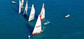 Perfektes Timing für Mapfre in Lee. SCA (l.) ist knapp an der Linie und muss den Bug herunter drücken. Volvo Ocean Race Abu Dhabi
