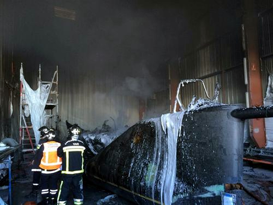Geschmolzenes Plsatik. Die Überbleibsel von “Azzam” nach dem Brand in Cogolin. Azzam Brand