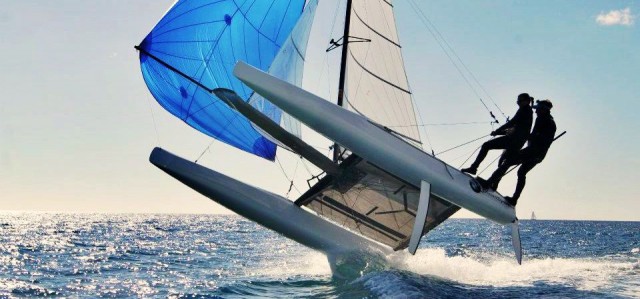 Typische Flugpose mit dem Nacra 17 wenn die gebogenen Schwerter zu viel Auftrieb entwickeln. © Nacra.aus Nacra 17