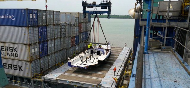 Vestas kommt in Kuala Lumpur an und wir mit einem Gestell von Bord gehievt. © © Rick Deppe / Volvo Ocean Race Vestas Unglück
