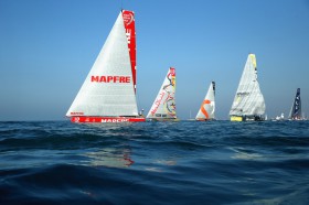 Mapfre hat den besten Start in Lee, parkt aber auf der linken Seite und wird Letzter. © Warren Little/Volvo Ocean Race Volvo Ocean Race Abu Dhabi