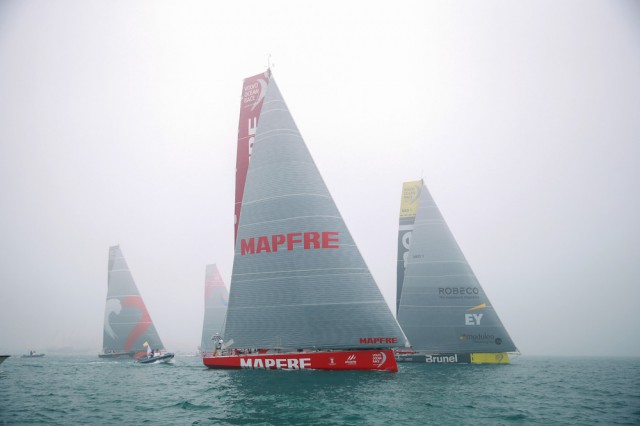 Start zur dritten Etappe. Brunel hat den besten Start, segelt aber mit Mapfre zu weit nach rechts. © Warren Little/Volvo Ocean Race
