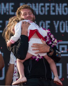 Nach 23 Tagen auf dem Wasser schließt Caudrelier seine Tochter wieder in die Arme. © Victor Fraile/Volvo Ocean Race Nach 23 Tagen auf dem Wasser schließt Caudrelier seine Tochter wieder in die Arme. © Victor Fraile/Volvo Ocean Race