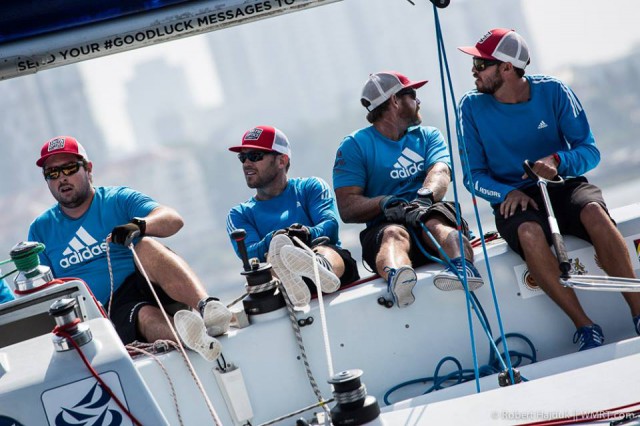Das Team des Titelverteidigers Canfield. Die Trimmer hängen an den Schoten. Die Genuaschot wird nicht eingeklemmt. © Robert Hajduk / AWMRT Das Team des Titelverteidigers Canfield. Die Trimmer hängen an den Schoten. Die Genuaschot wird nicht eingeklemmt. © Robert Hajduk / AWMRT
