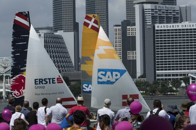 Highspeed-Segeln im Stadion: Der Auftakt der Extreme Sailing Serie 2015 – hier mit den beiden Spitzenteams aus Österreich und Dänemark – lockte in Singapur viele tausend Zuschauer an. Foto: Lloyd Images Highspeed-Segeln im Stadion: Der Auftakt der Extreme Sailing Serie 2015 lockte in Singapur viele tausend Zuschauer an. Foto: Lloyd Images